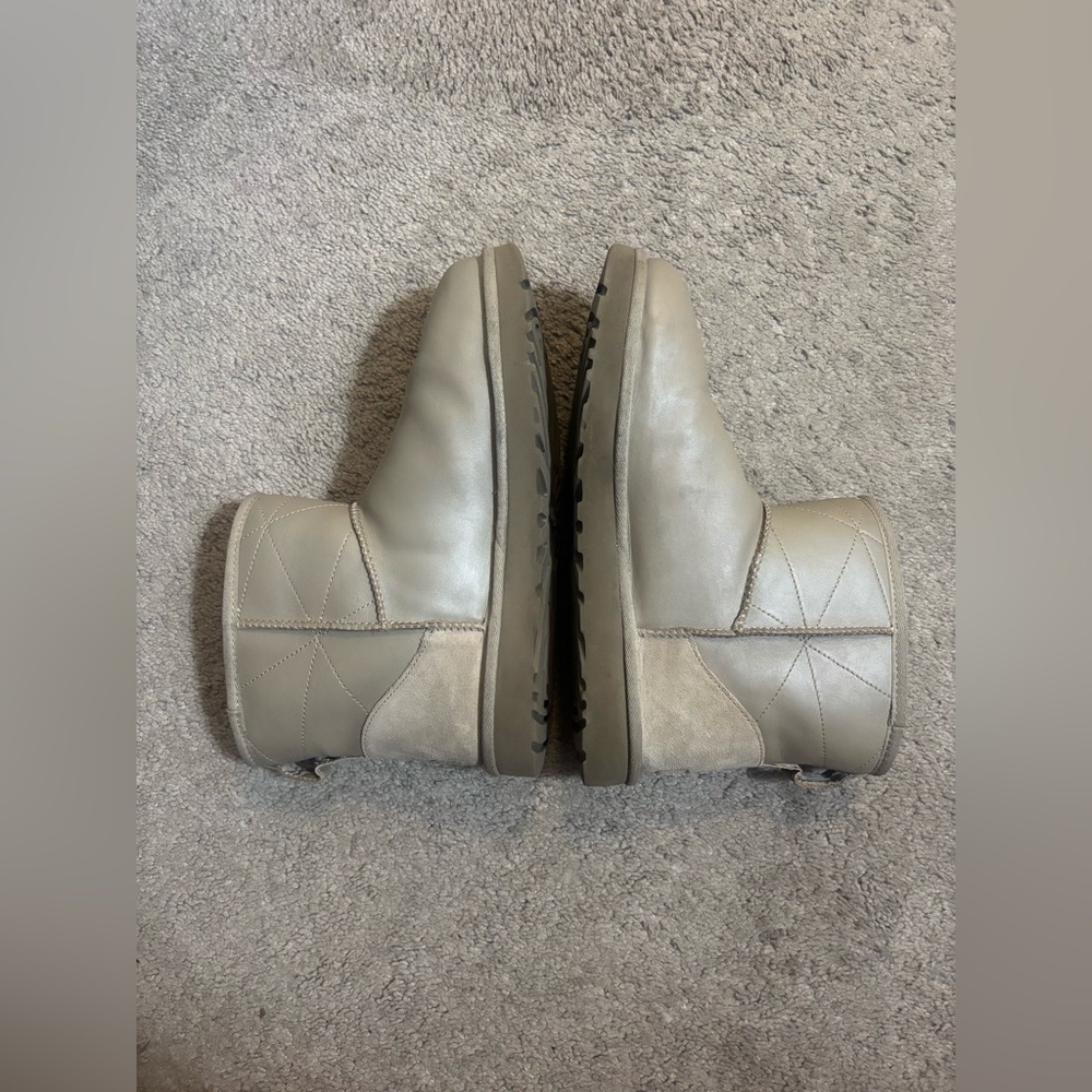 UGG Classic Mini Pearlized Boot
Size 10 - Picture 8 of 12